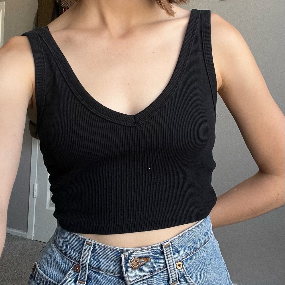 Black V neck cropped tank, size M